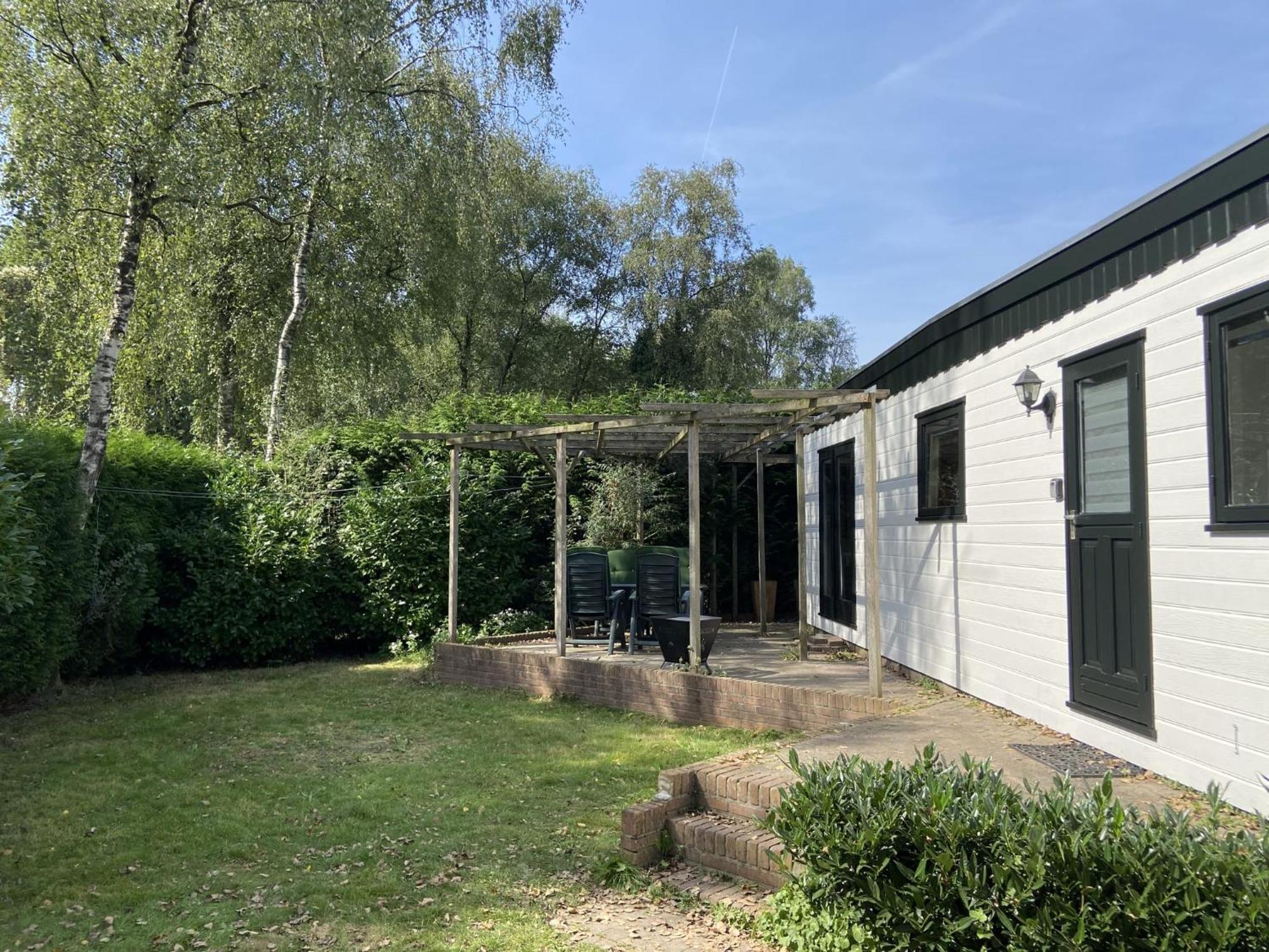 Veluwe Vakanties Chalets With Private Barrel Sauna - With Pool Bar And Restaurant Facilities In The Veluwe National Park Пюттен Экстерьер фото