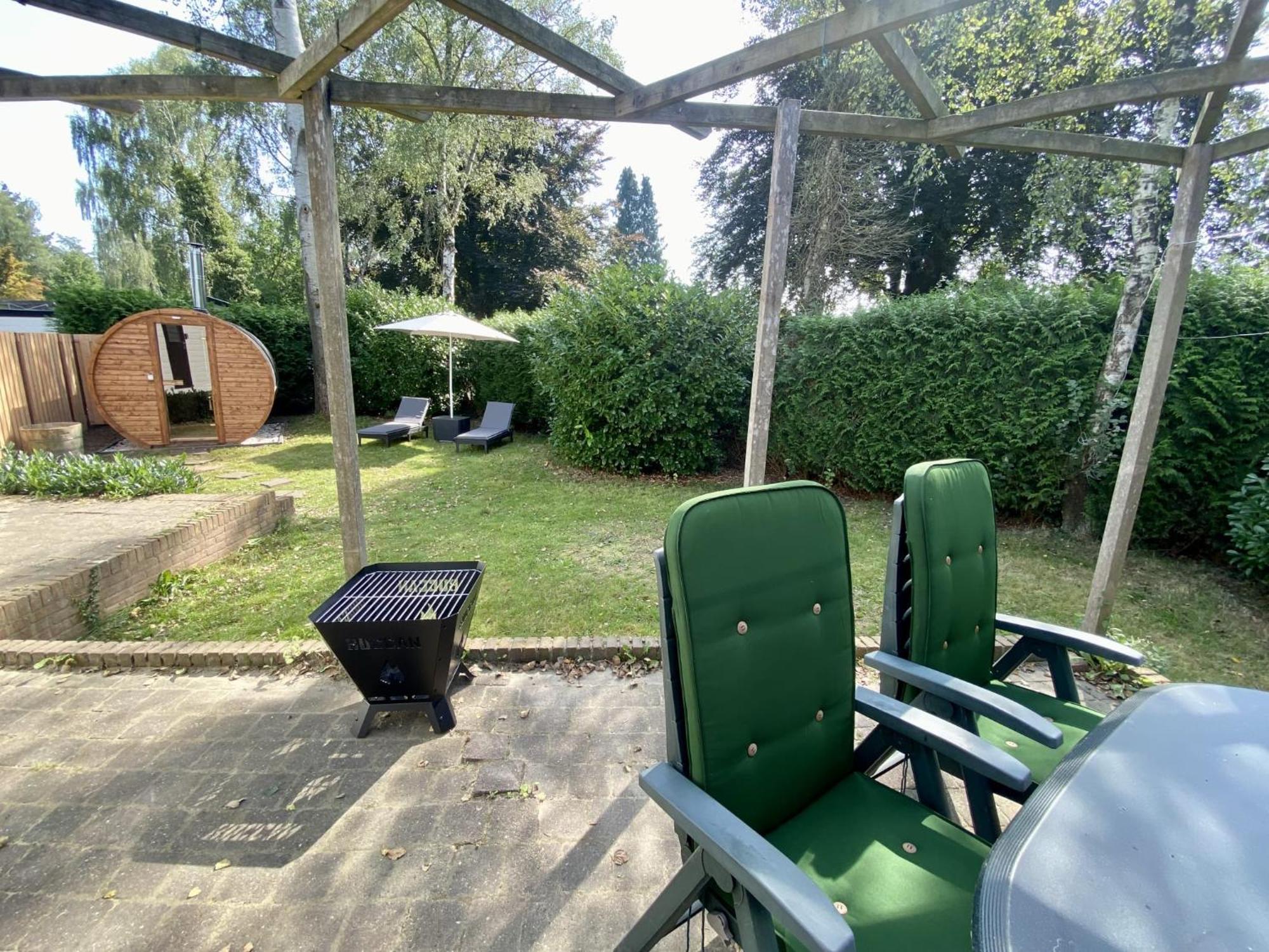 Veluwe Vakanties Chalets With Private Barrel Sauna - With Pool Bar And Restaurant Facilities In The Veluwe National Park Пюттен Экстерьер фото